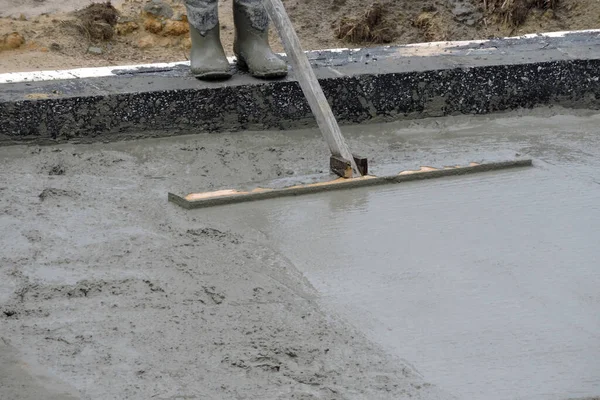 Building Worker Bull Floating Wet Concrete — Stock Photo, Image