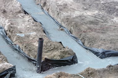 Su ve su tesisatına karşı folyoyla izole edilmiş beton temeller.