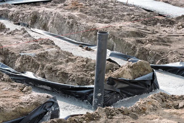 Su ve su tesisatına karşı folyoyla izole edilmiş beton temeller.