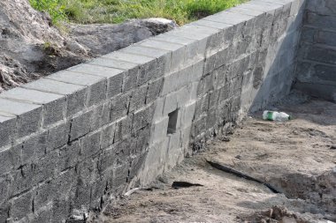 Temel duvar, asfalt ile kısmen su geçirmez.