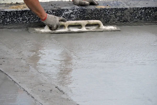 Ein Bauarbeiter Treibt Den Nassen Beton Mit Der Hand — Stockfoto