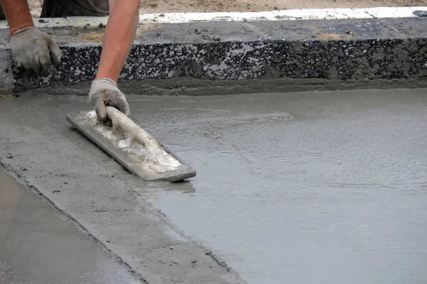 Trabalhador Construção Mão Flutuando Concreto Molhado — Fotografia de Stock