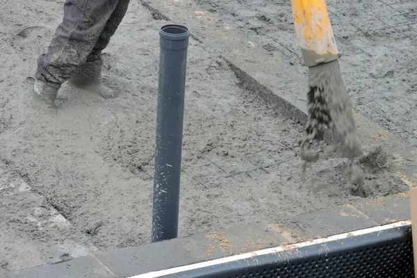 コンクリートポンプトラックのホースを使用してコンクリートスラブ基礎を注ぐ建物の労働者 — ストック写真