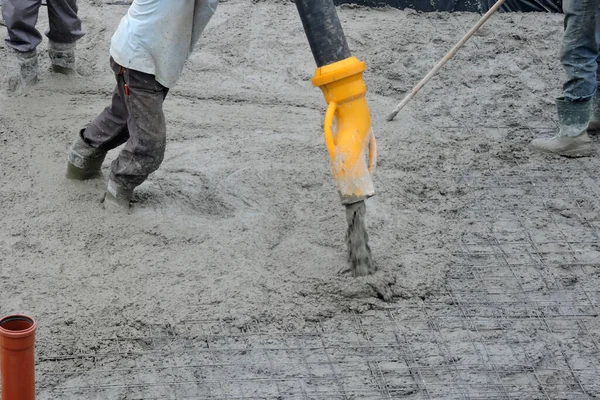 Byggnadsarbetare Häller Betongplatta Grund Med Hjälp Slang Betongpump Lastbil Och — Stockfoto