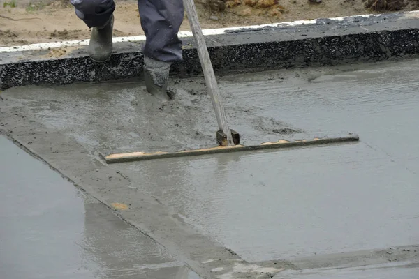 Trabalhador Construção Touro Flutuando Concreto Molhado — Fotografia de Stock