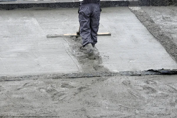 Building Worker Bull Floating Wet Concrete — Stock Photo, Image