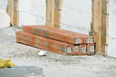 İnşaat halindeki bir evin birinci katında güçlendirilmiş tuğla kiremitler, beyaz otoklastır beton bloklardan yapılmış duvarlar.