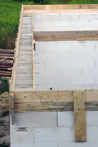 Nşaat Halindeki Bir Evin Birinci Katında Güçlendirilmiş Beton Bant Için — Stok fotoğraf