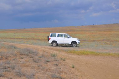 KRASNODAR KRAY, RUSSIA - 21 Haziran 2020: Bozkırda Rus SUV UAZ Patriot 