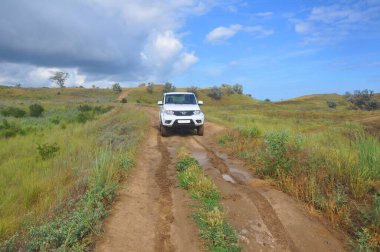KRASNODAR KRAY, RUSSIA - 21 Haziran 2020: Kirli toprak bir yolda Rus SUV UAZ Patriot