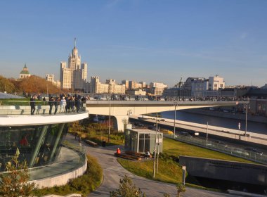 MOSCOW, RUSSIA - 16 EKİM 2018: Park Zaryady 'de yükselen köprü