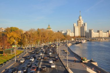 MOSCOW, RUSSIA - 16 Ekim 2018 Moskvoretskaya seti. Kotelnicheskaya setindeki Stalinist gökdelenin manzarası