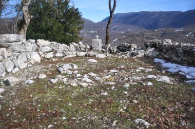 M.S. VI. Yüzyılda Aziz George Kilisesi 'nin mihrabında bir haç süsü bulunan küçük bir taş sütun. Ankhua Köyü, Abhazya