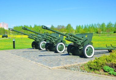 MOGILEV, BELARUS - 14 Mayıs 2017: Buinichskoe Kutbu Anıt Kompleksi 'nde üç adet 76mm ZIS-3 tümen tanksavar
