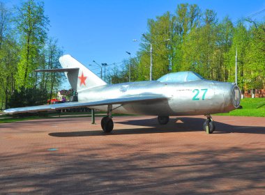 VITEBSK, BELARUS - 17 Mayıs 2017: MiG-15 savaş uçağı Pobediteley parkında