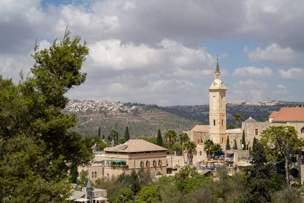 Jerusalém Israel Setembro 2021 Campanário Igreja Elevando Sobre Casas Antigas — Fotografia de Stock