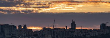 Kudüs, İsrail, bulutlu bir kış sabahında gün doğumunda ufuk çizgisi.