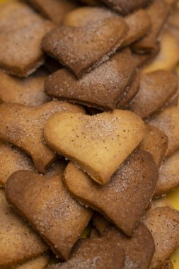 Basit ev yapımı kalp şeklinde kurabiyeler, şeker ve tarçınla süslenmiş..