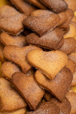 Basit ev yapımı kalp şeklinde kurabiyeler, şeker ve tarçınla süslenmiş..