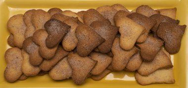 Basit ev yapımı kalp şeklinde kurabiyeler, şeker ve tarçınla süslenmiş..