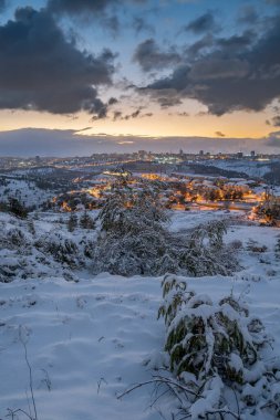 Kudüs, İsrail ve Judea dağlarını kaplayan karların üzerinde bir gün doğumu.