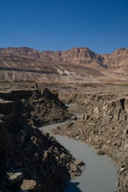 Güneşli bir günde, çölde, ölü denize doğru giden bir dere..
