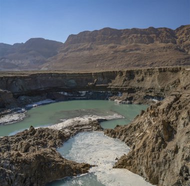 Ölü denizin yanında, içinde su olan büyük bir subatan, İsrail.