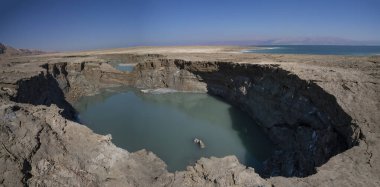 Ölü denizin yanında, içinde su olan büyük bir subatan, İsrail.
