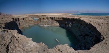 Ölü denizin yanında, içinde su olan büyük bir subatan, İsrail.