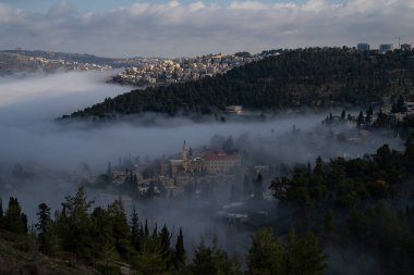 İsrail, Kudüs 'ün Ein Karem mahallesi neredeyse bulutlarla kaplıydı..