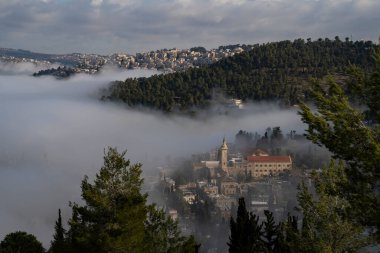 İsrail, Kudüs 'ün Ein Karem mahallesi neredeyse bulutlarla kaplıydı..