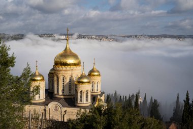 Kudüs, İsrail - 11 Şubat 2022: İsrail 'in Kudüs kentindeki Ein Karem Mahallesi' ne bakan güneşli Moscovia Rus Ortodoks Manastırı.