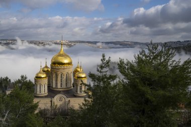Kudüs, İsrail - 11 Şubat 2022: İsrail 'in Kudüs kentindeki Ein Karem mahallesine bakan Moscovia Rus ortodoks manastırı, bir kış sabahı alçak bir bulutla kaplandı.