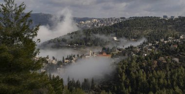 İsrail, Kudüs etrafındaki vadilerde sabah sisi. Ön planda Ein karem mahallesi.