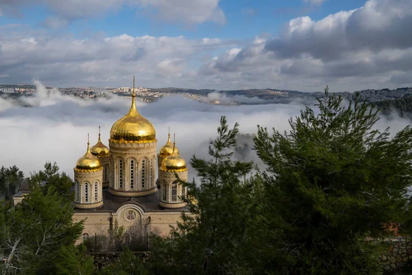 Kudüs, İsrail - 11 Şubat 2022: İsrail 'in Kudüs kentindeki Ein Karem mahallesine bakan Moscovia Rus ortodoks manastırı, bir kış sabahı alçak bir bulutla kaplandı.