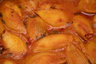 Domates soslu, içi doldurulmuş soğan dolu ev yapımı bir resim..