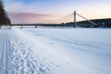 Donmuş Kemijoki nehri üzerinde bir köprü, Rovaniemi, Finlandiya, şafakta..
