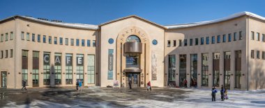 Rovaniemi, Finlandiya - 17 Mart 2022: Arktikum Müzesi 'nin ön cephesinde turistler, Rovaniemi, Finlandiya.