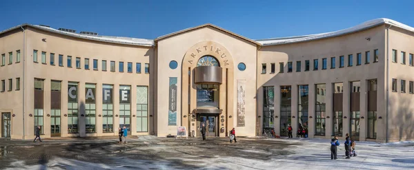Rovaniemi, Finlandiya - 17 Mart 2022: Arktikum Müzesi 'nin ön cephesinde turistler, Rovaniemi, Finlandiya.