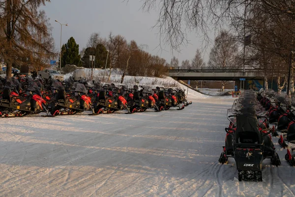Рованиеми Финляндия Марта 2022 Года Снегоходы Припаркованные Заснеженной Дороге Рованиеми — стоковое фото
