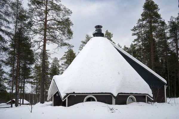 Rovaniemi Finlandia Marzo 2022 Una Cabaña Bosque Abetos Nevados Techo — Foto de Stock