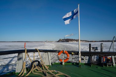 Rovaniemi, Finlandiya - 21 Mart 2022: Finniş buzkıranı Sampo 'nun kıç tarafından geride bıraktığı kırık buz izine bir bakış.