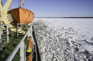 Rovaniemi, Finlandiya - 21 Mart 2022: Finnish buzkıran Sampo 'nun güvertesinden Baltık Denizi' nde geride bıraktığı buzdan bir bakış.