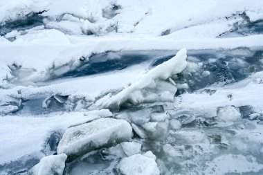 Buz kütleleri ve eriyen deniz suyunda yüzen kar..