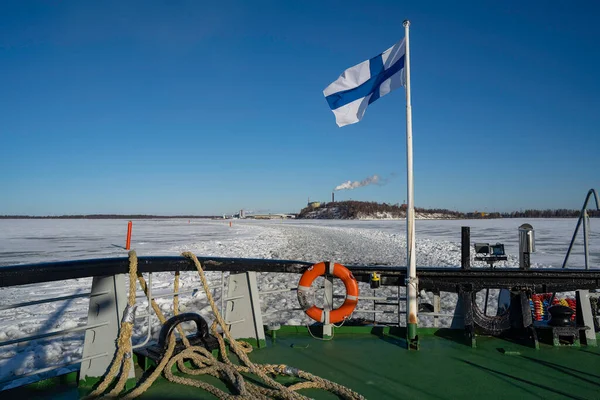 Rovaniemi, Finlandiya - 21 Mart 2022: Finniş buzkıranı Sampo 'nun kıç tarafından geride bıraktığı kırık buz izine bir bakış.