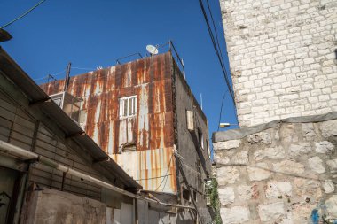 Kudüs, İsrail - 7 Temmuz 2022: Kudüs, İsrail 'deki eski bir binanın elementlerine karşı yalıtım olarak kullanılan paslı levha metali.