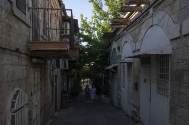 Kudüs, İsrail - 7 Temmuz 2022: Kudüs 'ün eski mahallelerinden birinde tipik bir karanlık sokak