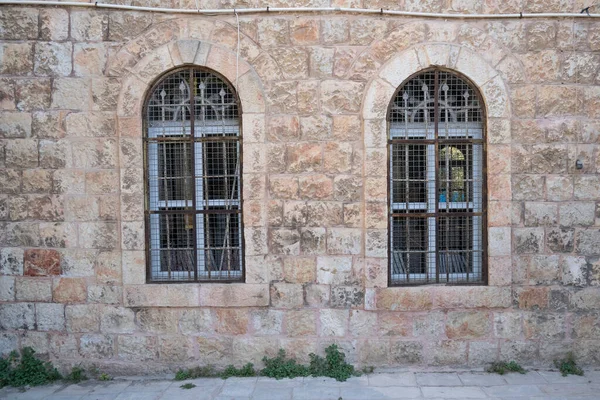 Janelas Arqueadas Uma Típica Jerusalém Israel Antiga Casa Pedra — Fotografia de Stock