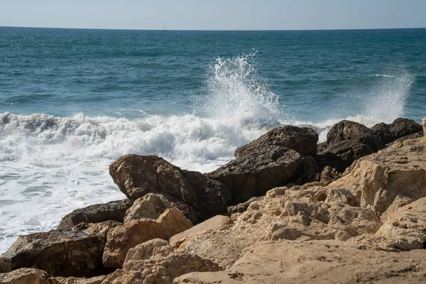 Een Golf Breken Een Rotsachtige Kust Tel Aviv Israël Een — Stockfoto