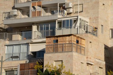 Kudüs, İsrail - 28 Eylül 2022: Kudüs, İsrail 'de bir apartmanın teraslarında, farklı binalarda ahşap sukkot.